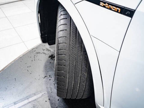 2022 Audi e-tron quattro Premium