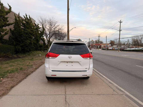 2013 Toyota Sienna XLE 8-Passenger