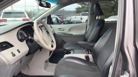 2012 Toyota Sienna SE 8-Passenger
