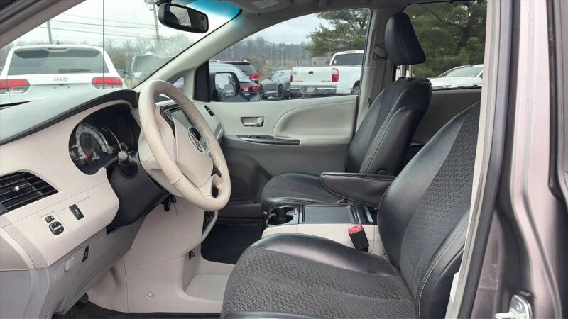 2012 Toyota Sienna SE 8-Passenger