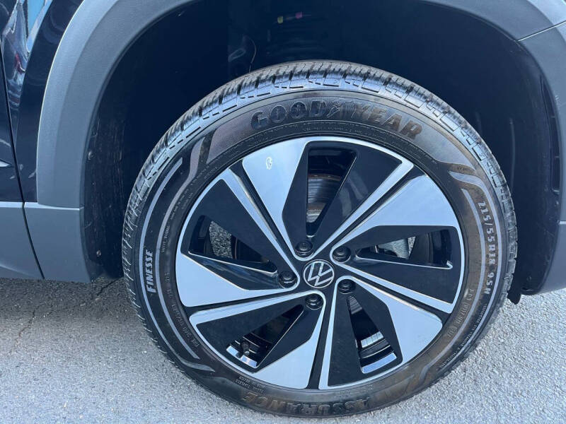 2025 Volkswagen Taos SE 4Motion