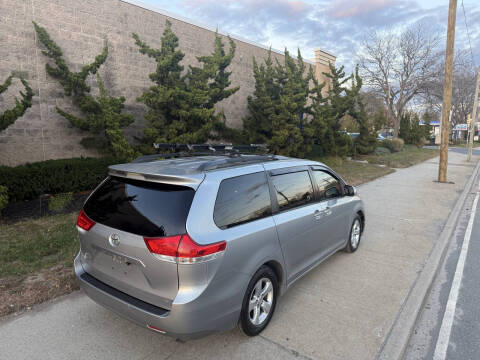 2013 Toyota Sienna LE 7-Passenger Auto Access Seat