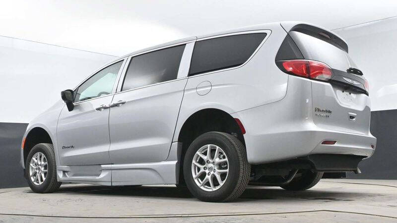 2024 Chrysler Voyager LX