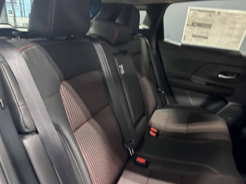 2025 Nissan Kicks SR