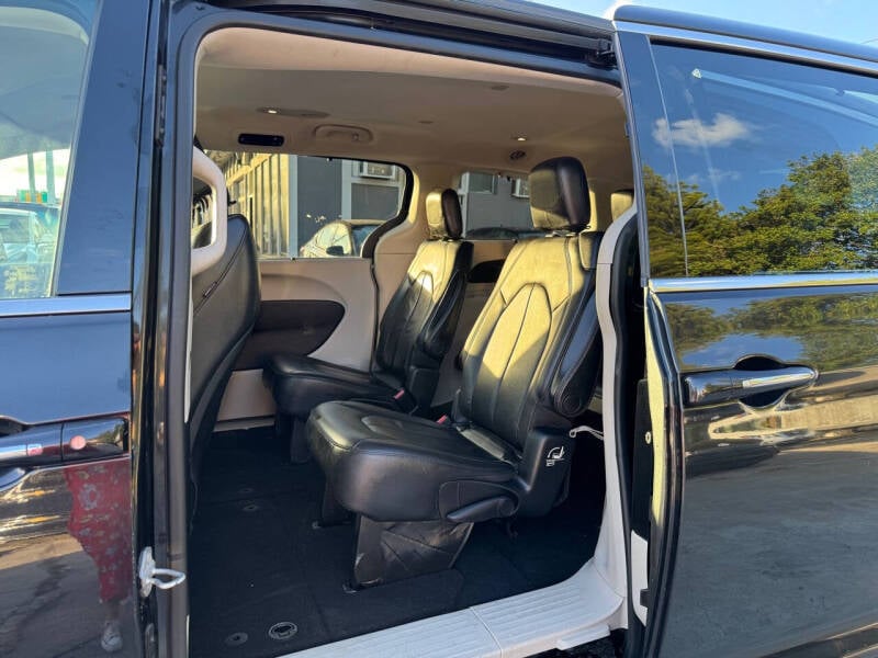 2017 Chrysler Pacifica Touring-L photo 18