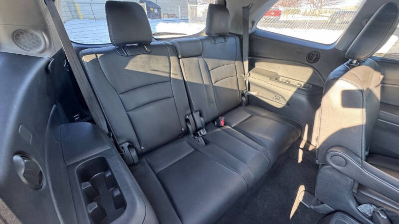 2019 Honda Pilot Touring w/Rear Captain's Chairs