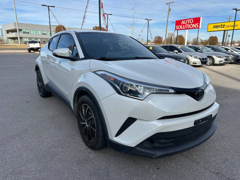 2019 Toyota C-HR LE's photo