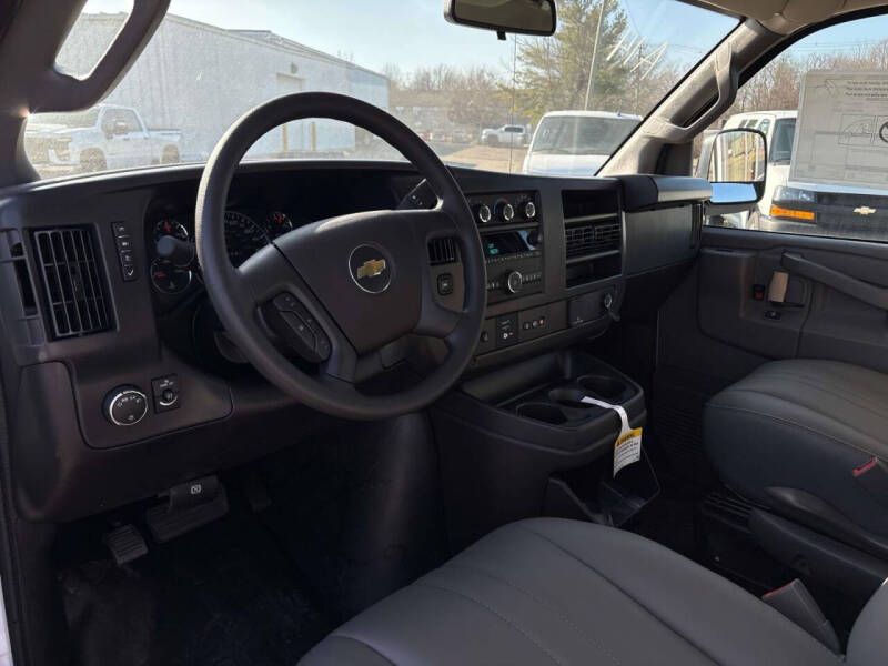 2025 Chevrolet Express 3500