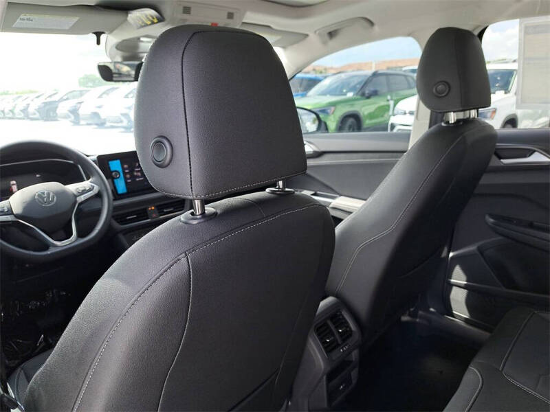 2025 Volkswagen Taos SE Black