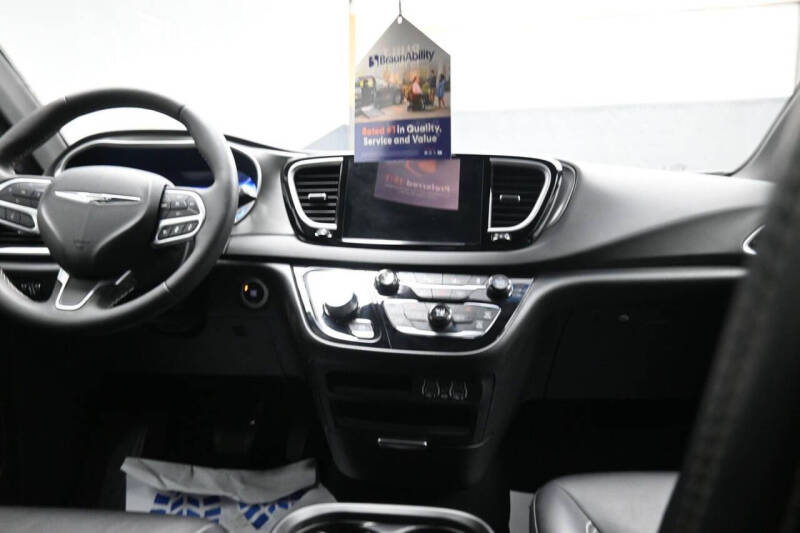 2025 Chrysler Pacifica Select