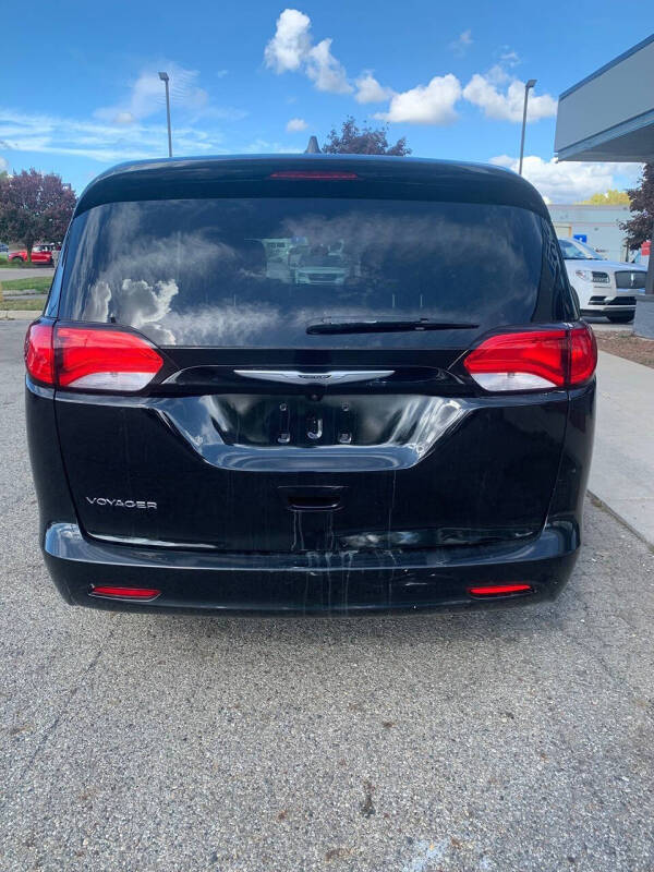 2022 Chrysler Voyager LX