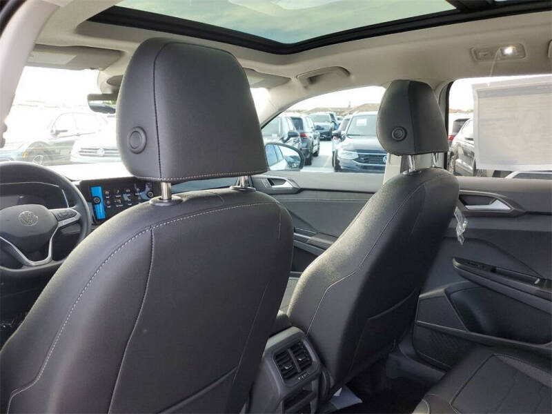 2025 Volkswagen Taos SE Black