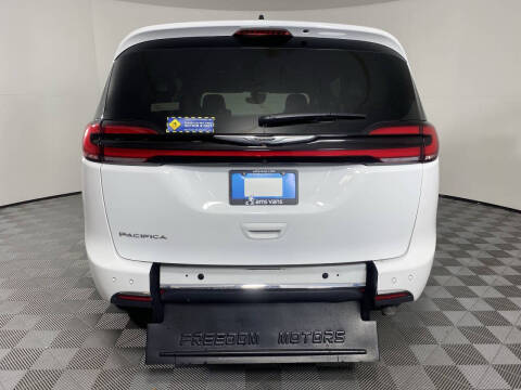 2024 Chrysler Pacifica Touring