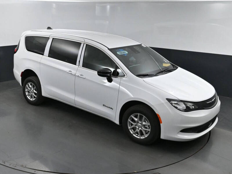 2025 Chrysler Voyager LX