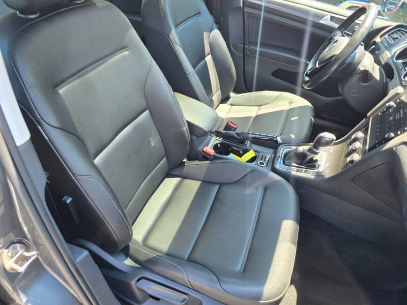 2019 Volkswagen Golf SE
