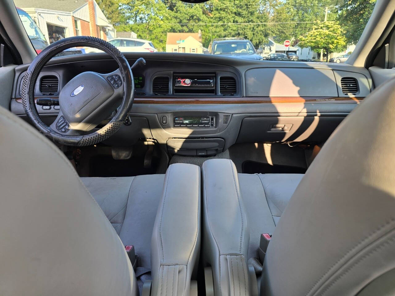 2003 Ford Crown Victoria for sale at QUEENSGATE AUTO SALES in York, PA