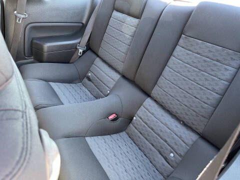 2005 Ford Mustang V6 Deluxe