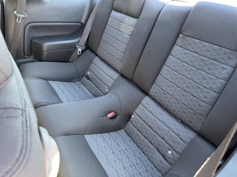 2005 Ford Mustang V6 Deluxe