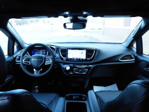 2025 Chrysler Pacifica Select