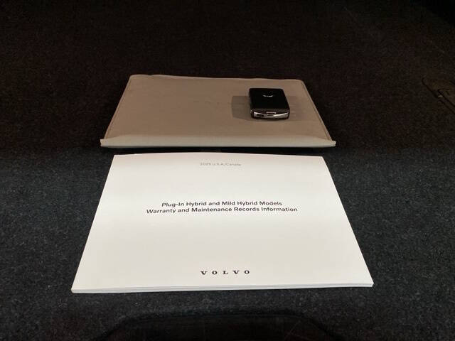 2025 Volvo XC40 B5 Plus Dark Theme