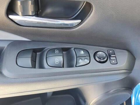 2022 Nissan Kicks SR