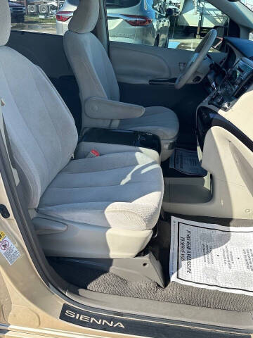 2011 Toyota Sienna LE 8-Passenger