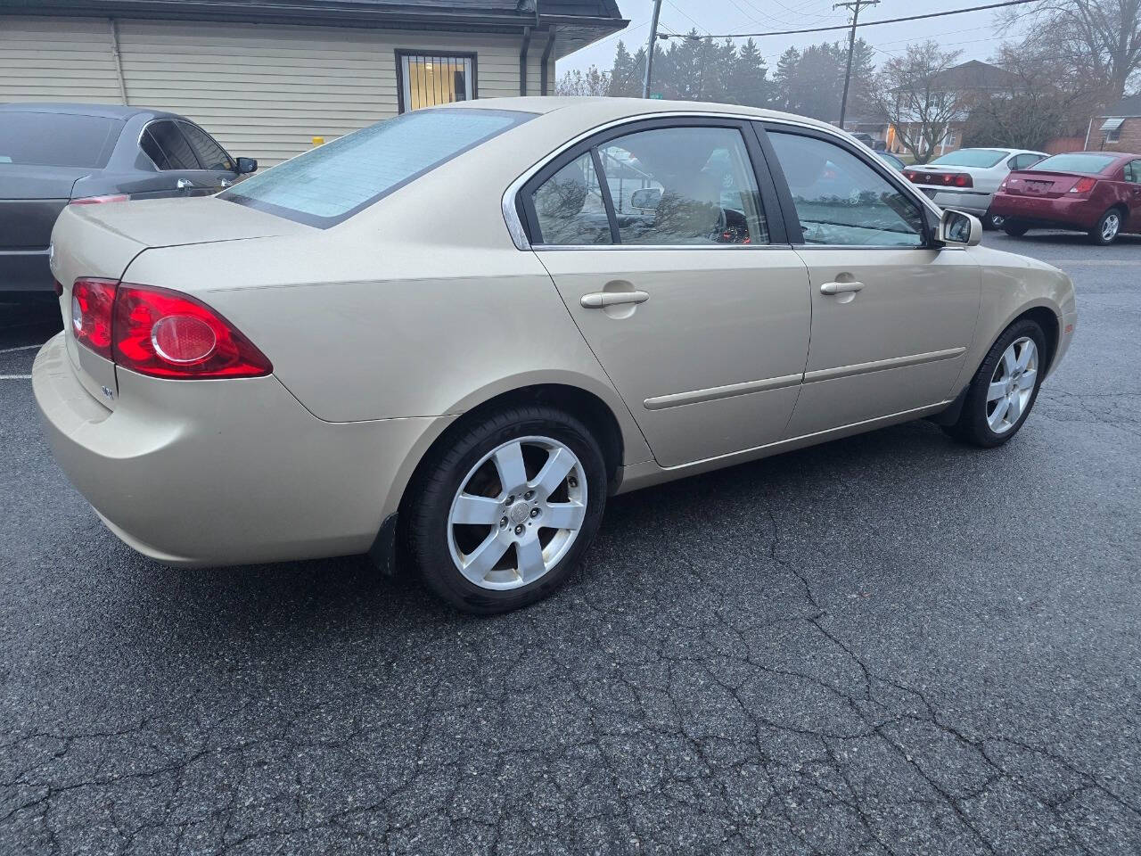 2007 Kia Optima for sale at QUEENSGATE AUTO SALES in York, PA