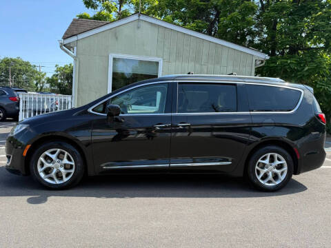 2017 Chrysler Pacifica Touring-L Plus