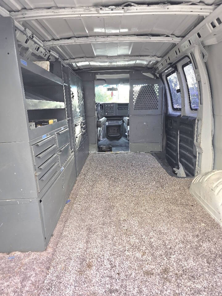 2006 Chevrolet Express 2500 3dr Van - White exterior view 15