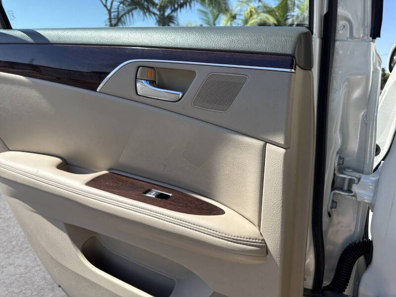 2010 Toyota Avalon XLS