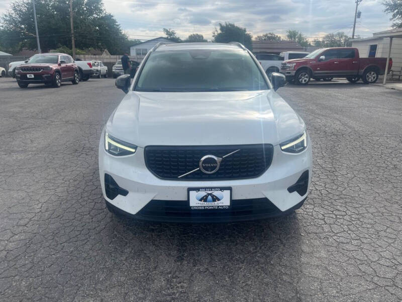 2024 Volvo XC40 B5 Plus Dark Theme