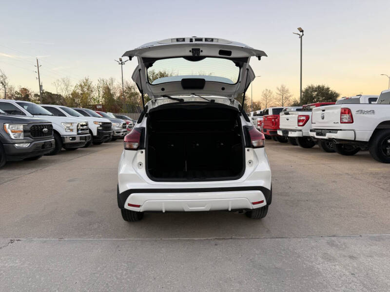 2022 Nissan Kicks SR