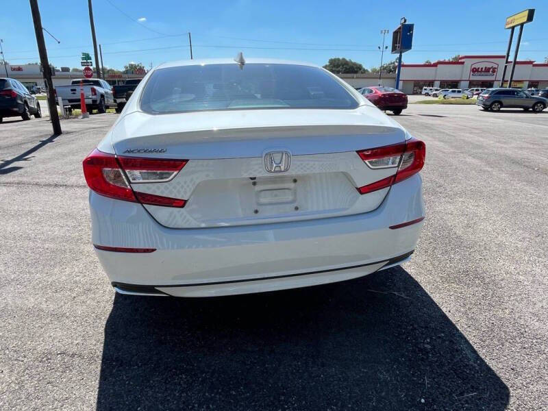 2018 Honda Accord LX photo 4