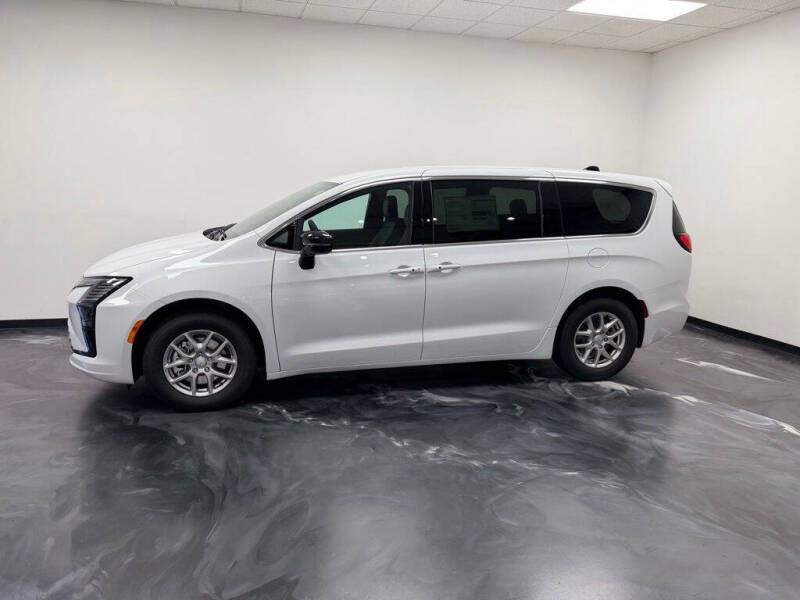 2027 Chrysler Pacifica Select