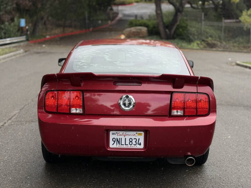 2005 Ford Mustang V6 Deluxe
