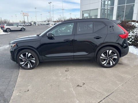 2025 Volvo XC40 B5 Plus Dark Theme