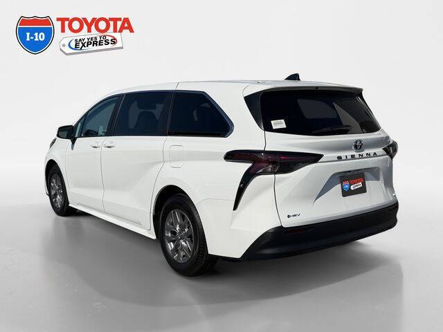 2025 Toyota Sienna LE 8-Passenger