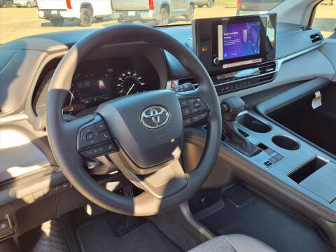 2025 Toyota Sienna LE 8-Passenger
