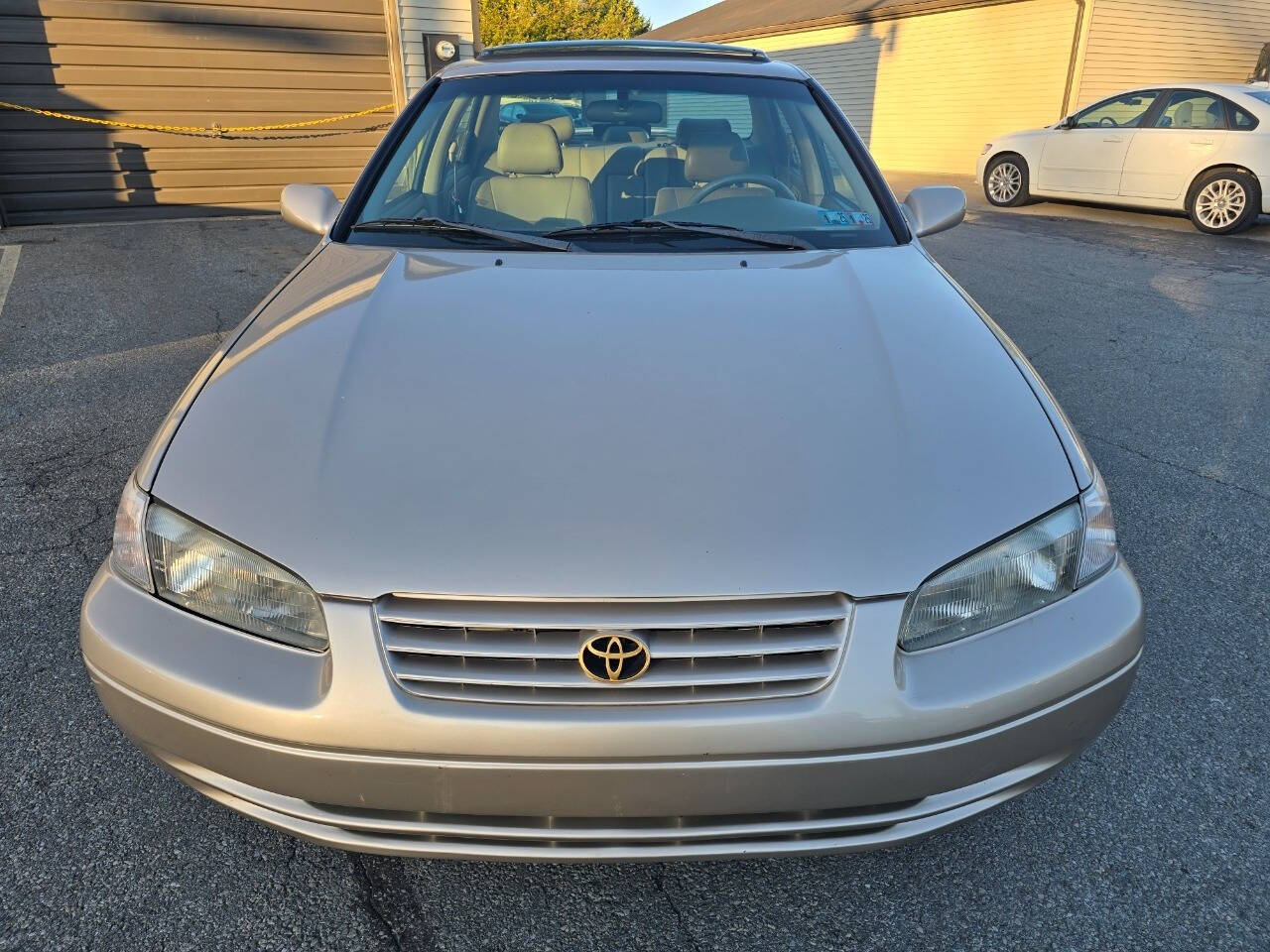 1998 Toyota Camry for sale at QUEENSGATE AUTO SALES in York, PA