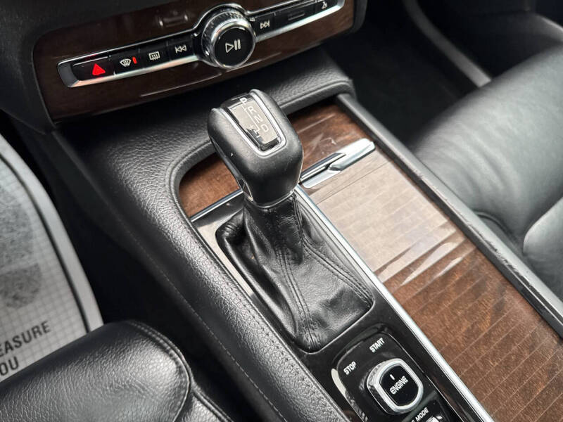 2016 Volvo XC90 T6 Momentum