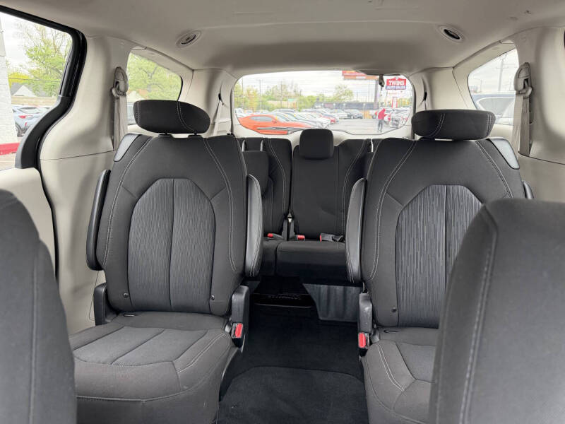 2024 Chrysler Voyager LX