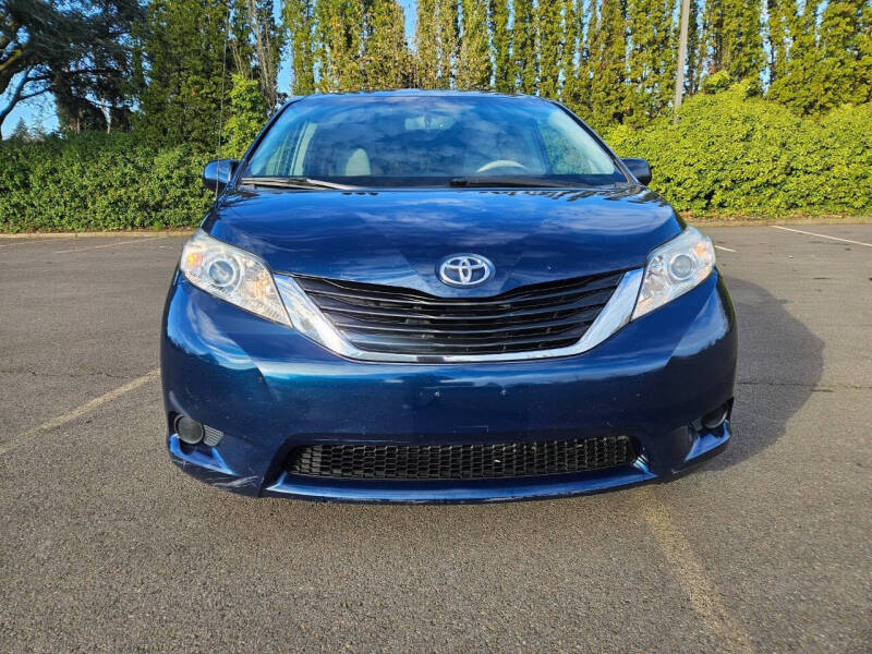 2011 Toyota Sienna LE 7-Passenger Auto Access Seat