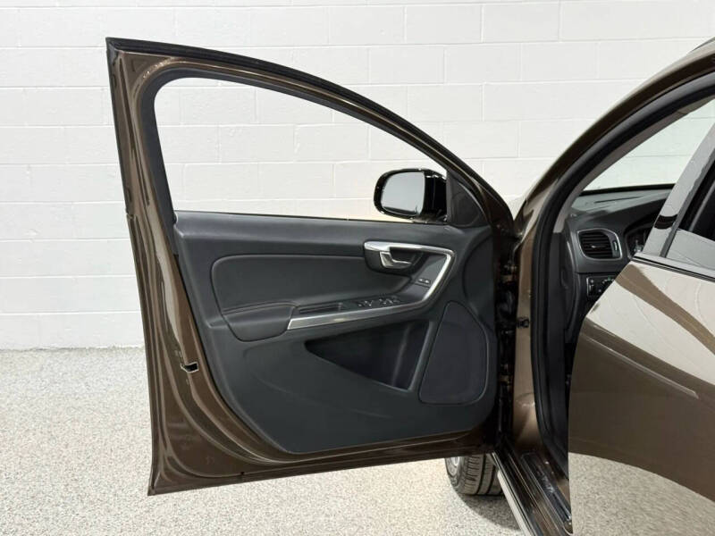 2016 Volvo V60 Cross Country T5