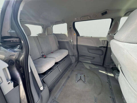 2013 Toyota Sienna LE Mobility 7-Passenger