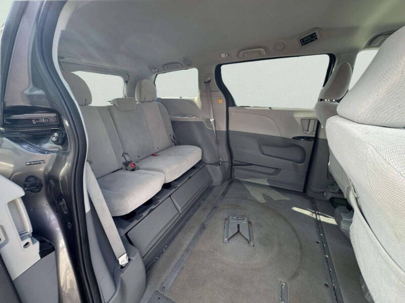 2013 Toyota Sienna LE Mobility 7-Passenger