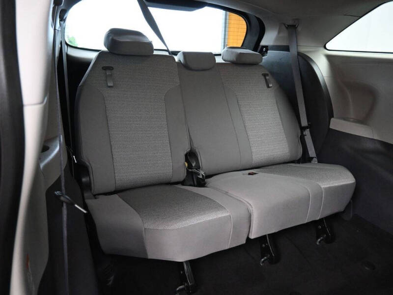 2022 Toyota Sienna LE 8-Passenger