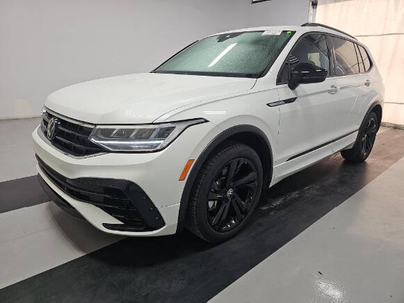 2024 Volkswagen Tiguan SE R-LINE BLACK's photo