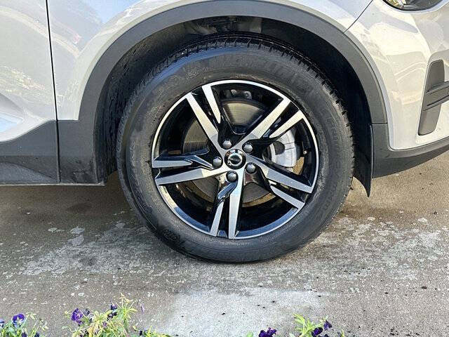 2025 Volvo XC40 B5 Core Bright Theme