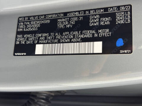 2024 Volvo XC40 B5 Plus Bright Theme