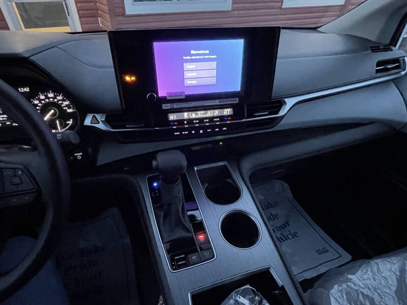 2025 Toyota Sienna LE 8-Passenger